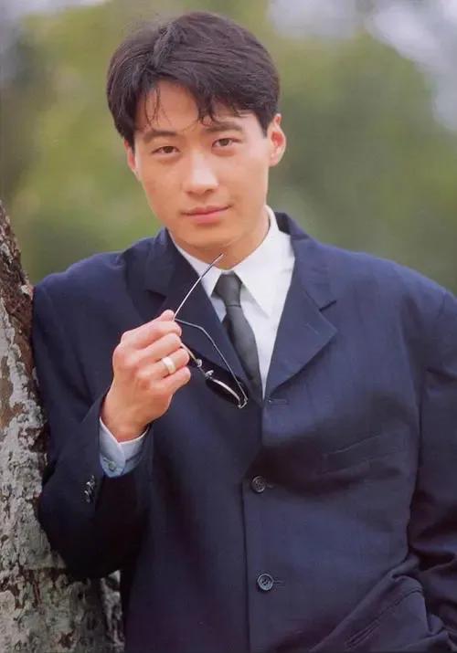 天王黎明这个发型几乎真的一辈子了
不过真的很多时候看起来太老土了
也不大适合他啊