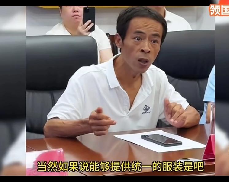 见过这么多网红，鸡排哥是我见过飞得最高最快的网红。
   这才走红没几天，就像杰