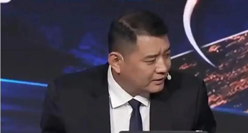 巩晓彬一句"干儿子"炸翻解说席！王仕鹏憋笑那张脸，比段子还好看。
"巩晓彬解说把