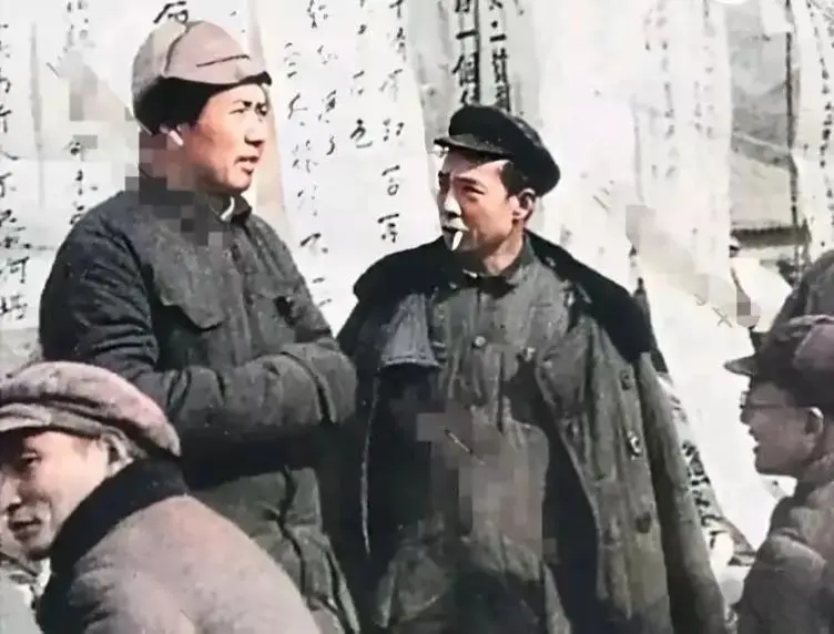 这是1942年，延安时期，毛主席留下的一张罕见照片，照片中的主席双手合...