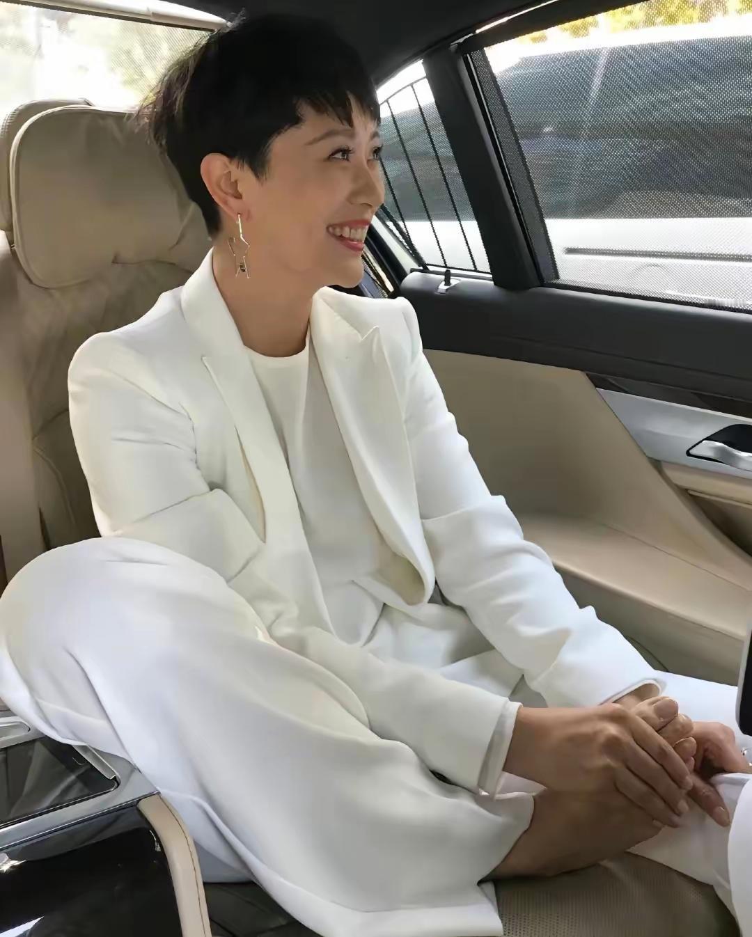 海清自己都有点不好意思了，当众干这种事有点不淑女！虽然当众按脚不是什么糗事，但是