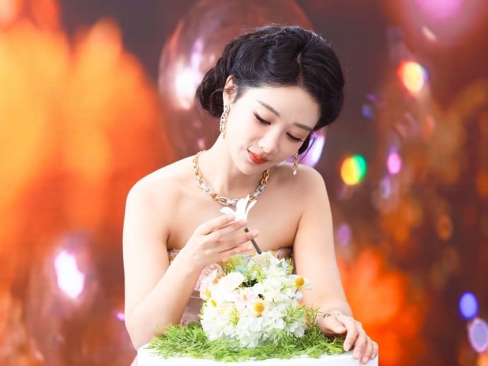杨紫玉兰花开君再来 💜杨紫董竹君 “我对你的爱不会随着晚风消失 晚风反而会把我