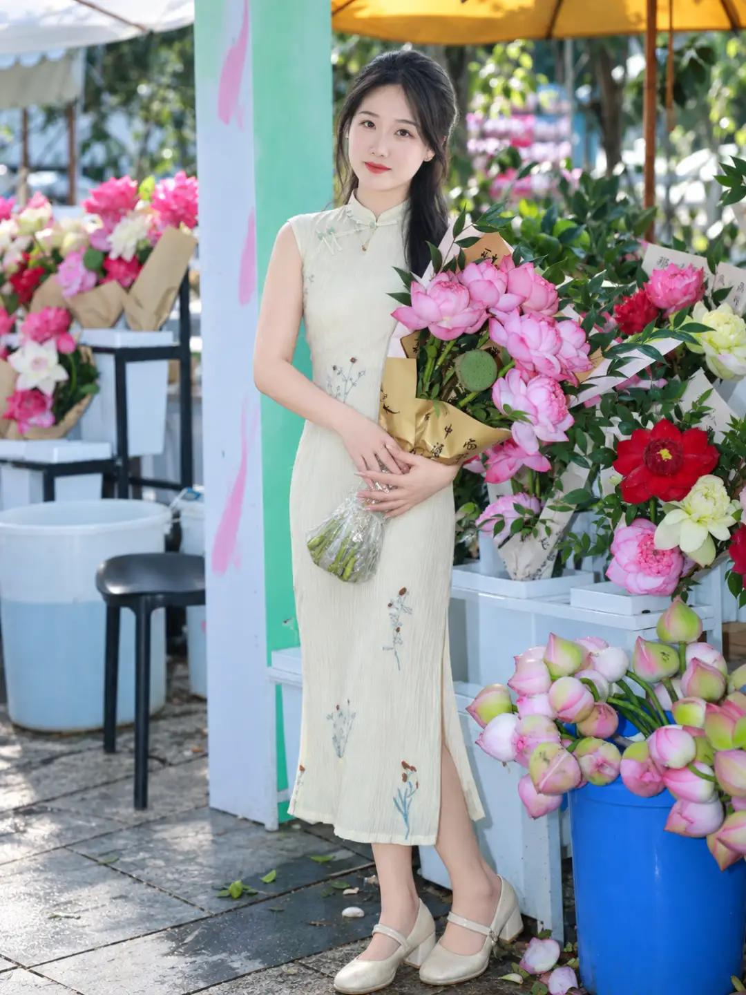 把整个夏天的浪漫，都兜在怀里是什么体验？花市街头，一位身穿浅绿旗袍的女孩，手捧粉