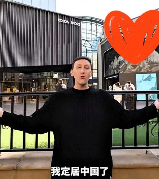 那个曾经捐赠“二战”相册的美国小伙，还记得吗？就在几天前，亲口承认，现在居然定居