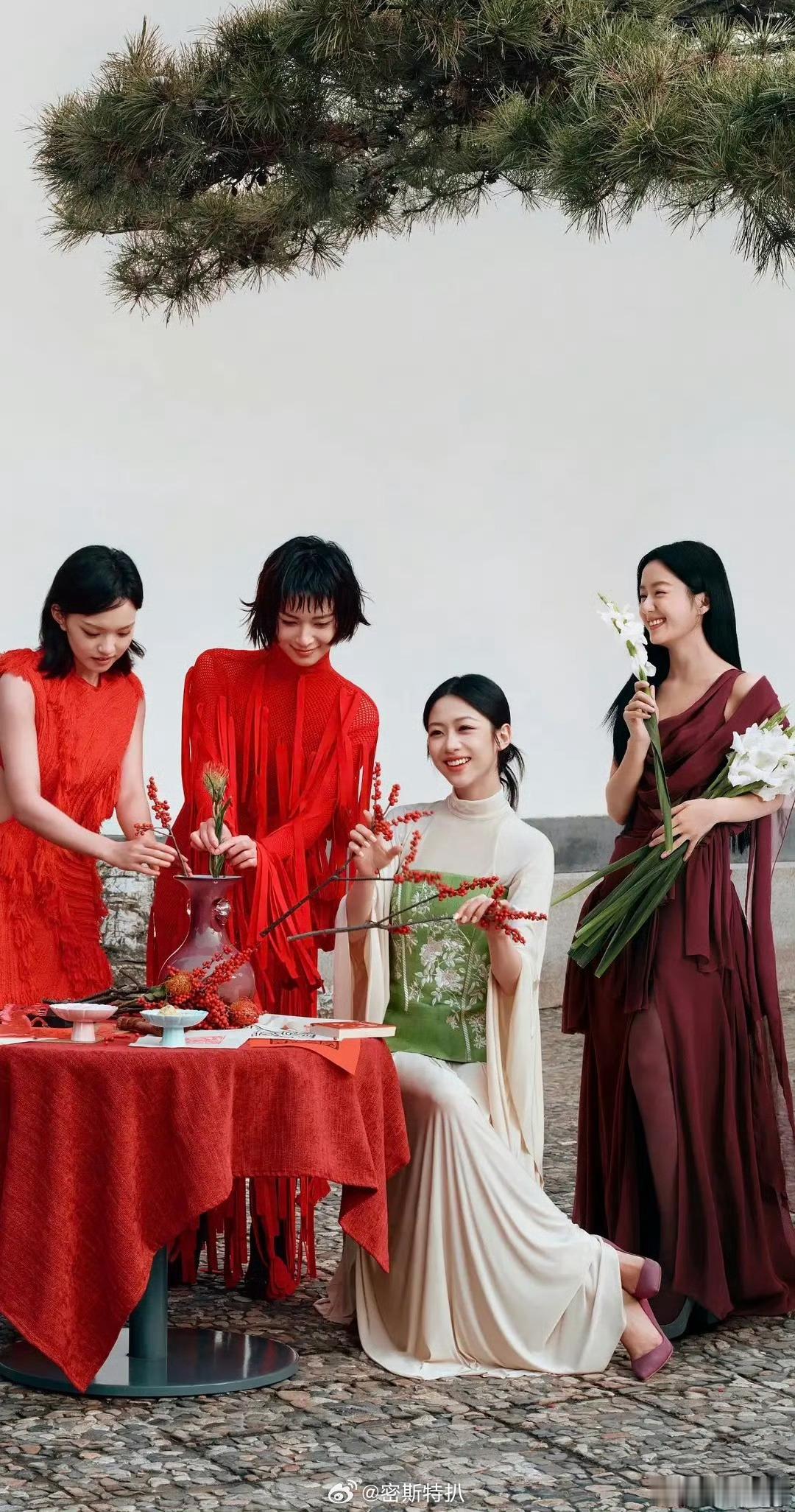 包上恩、向涵之、兰西雅、孙安可 嘉人合照🈶 ，妈呀xhz这股大花味儿太重了 