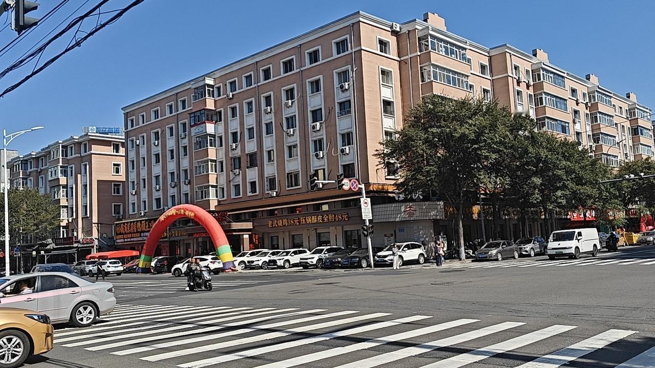 今天中午跟俩20年老友在菜艺街跟六顺街交叉口，原老富都卧子“吉顺”饭店吃饭，李先
