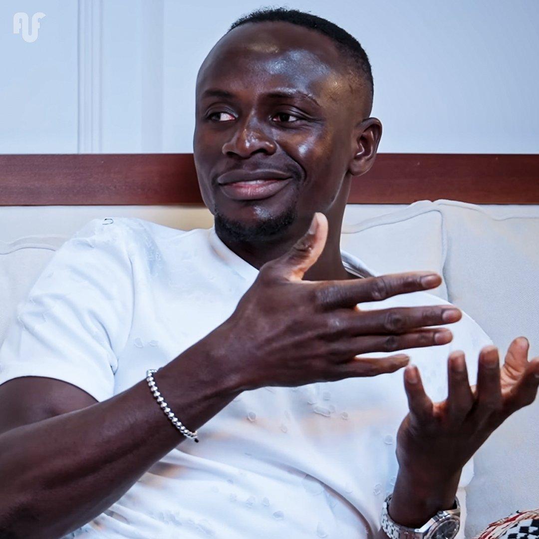 马内谈自己和萨拉赫的关系：“他是个顶级球员，真的很强。大家总说我俩之间有竞争，但