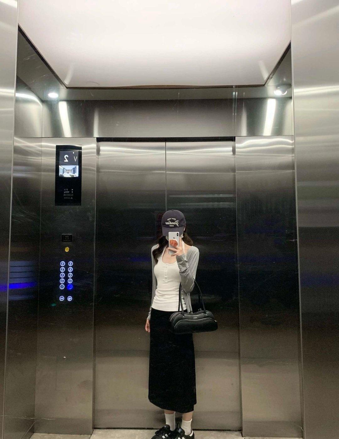 简单基础黑白灰～
灰色防晒开衫➕白色挂脖背心➕黑色半裙
不会出错的配色～夏天爱穿