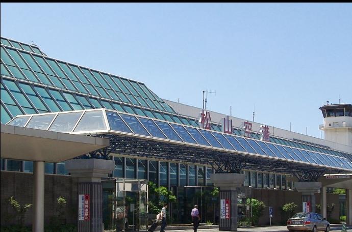 今天上午10点，台湾松山国际机场，一架飞往上海的航班准时起飞。

机上坐着的，是