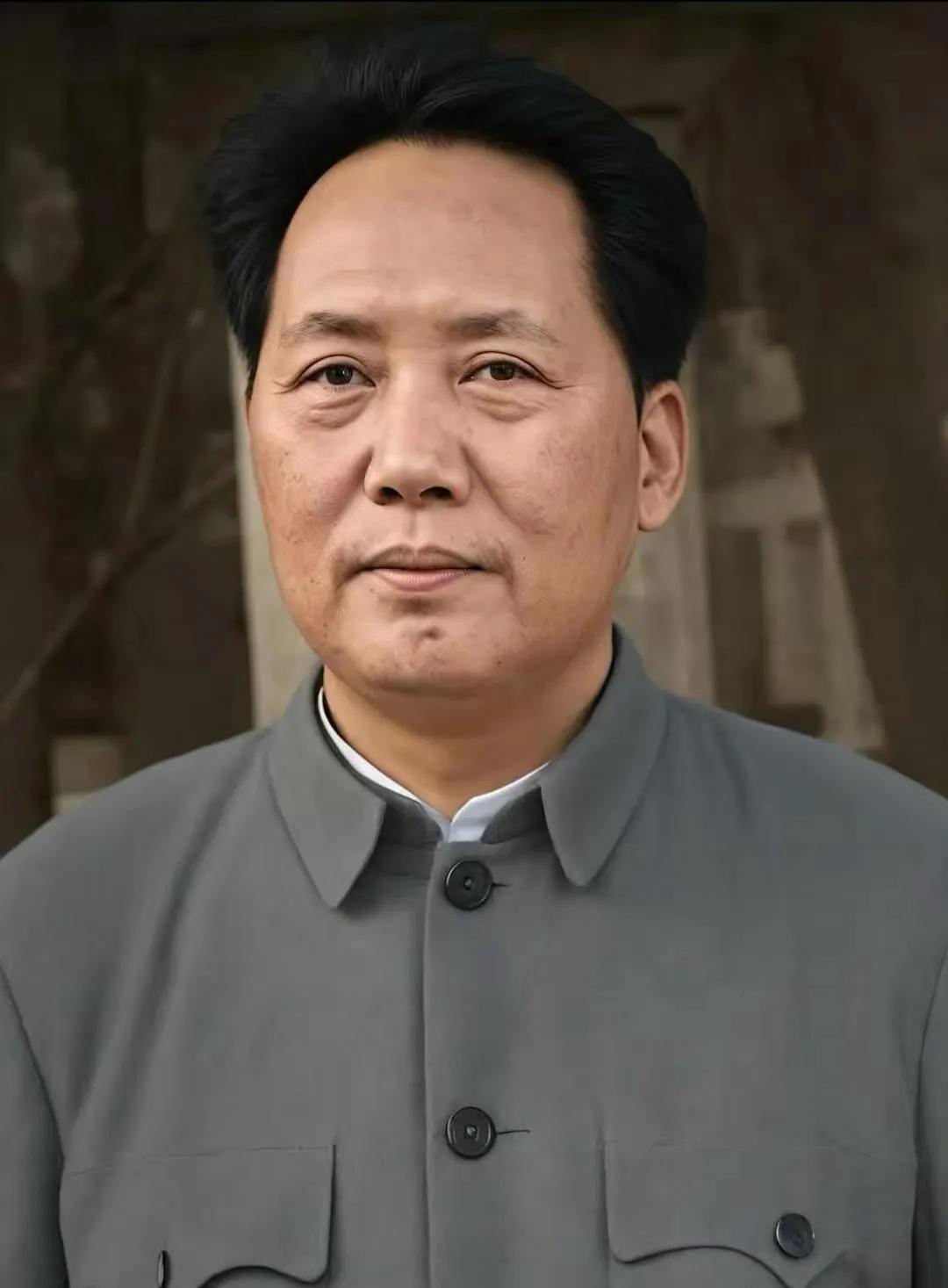 图为中年时期的毛主席，这气质和气场不是演员所能装扮出来的。演员只不过演的是表像，
