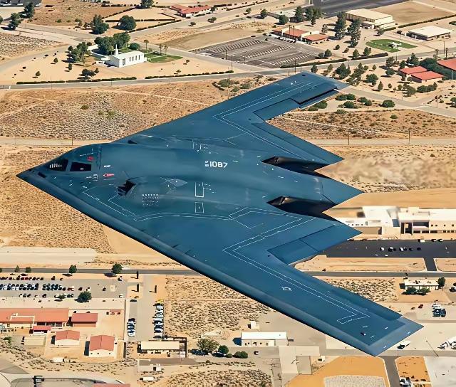 ​美军B2轰炸机的隐藏性的确让对手感到非常地恐惧。1989年，美军产生了首架B2