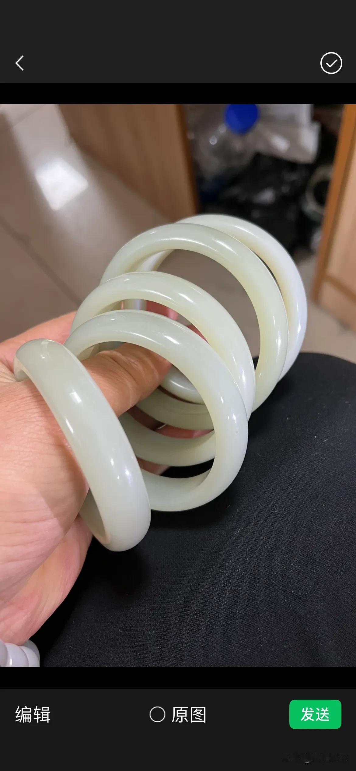 且末和田玉的光泽柔和而含蓄，不张扬却自有一番韵味。它静静地散发着一种优雅的气息，