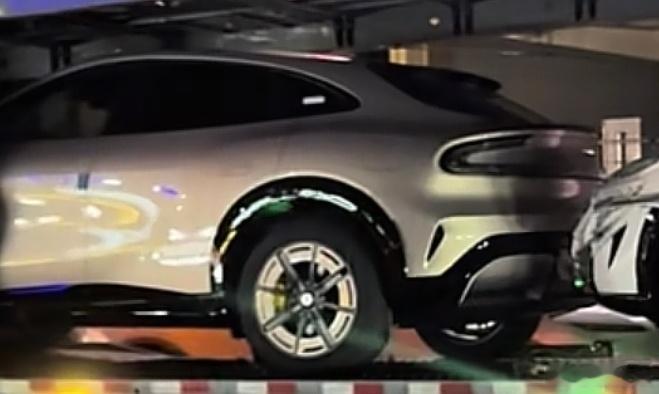 YU7标续版还有SU7的20寸光环轮毂新能源汽车