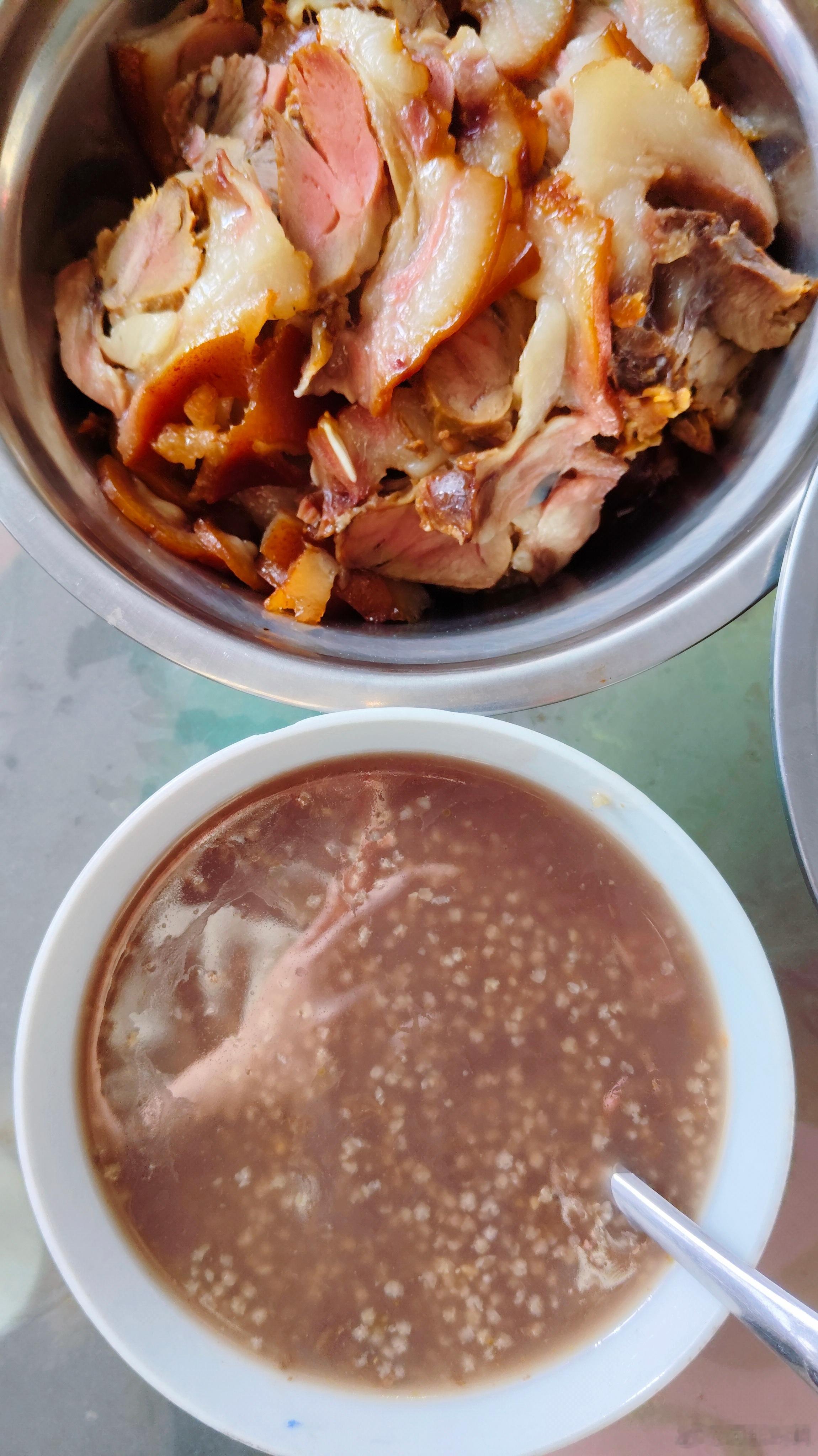 早安！今日份美食暴击来袭——香糯软烂的卤肉堆成小山，搭配清甜的甜汤解腻，一口肉一