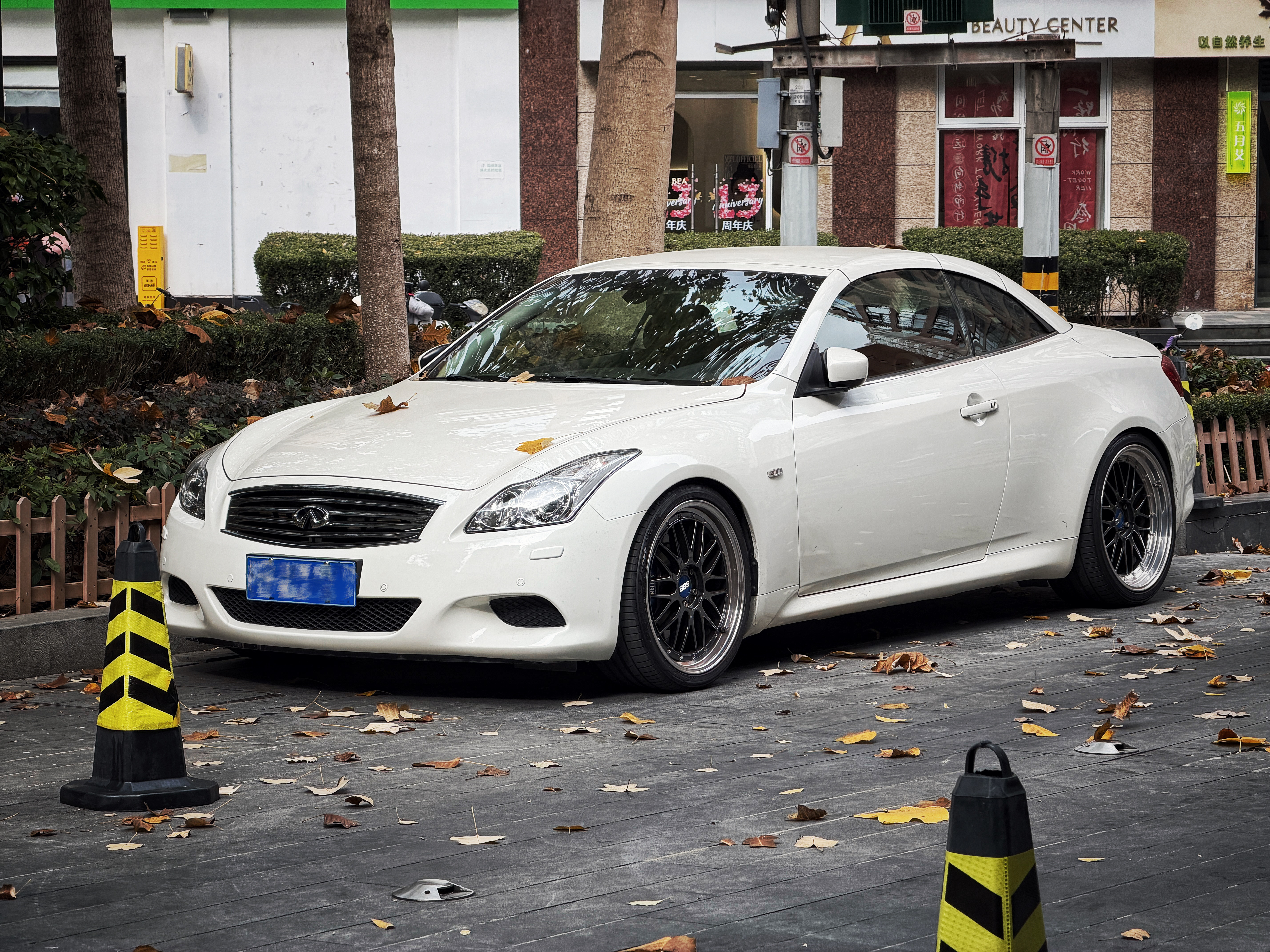 上海街头很漂亮的落叶🍂和G37🔥，还是个硬顶敞篷的版本，很像我大学时候爱开的