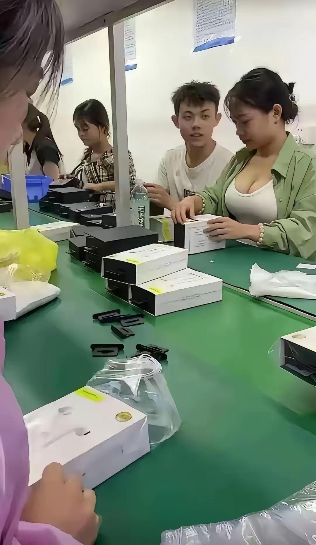 侄女今年读大三，学的是电子商务管理，今年被学校安排去深圳电子厂流水线实习，全班有