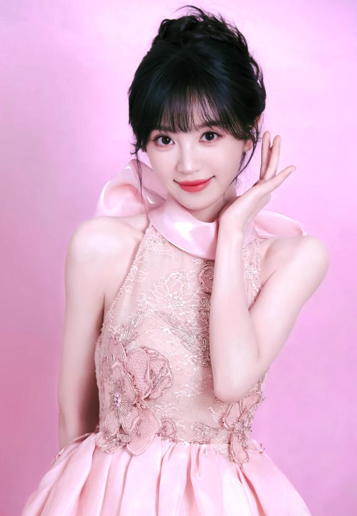 很多人以为艺人的“人设”是团队写的，但有些细节真写不出来。
当事人小时候名字笔