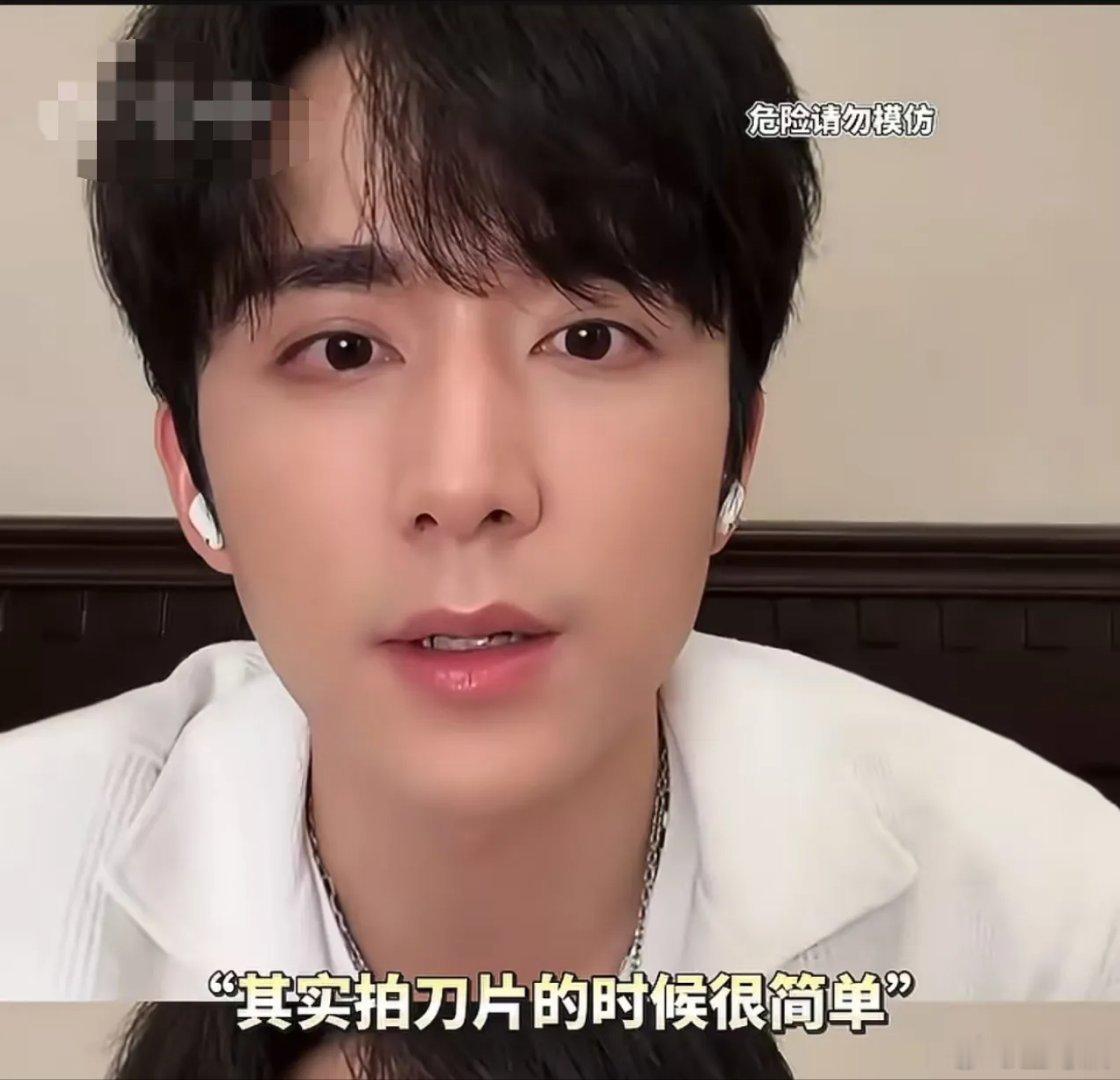 张新成直播时，有网友问他：“你在《南部档案》里，口吐刀片是真刀片吗？”张新成：“