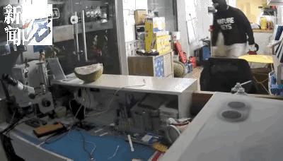 上海一男子被手机店老板辞退后，心生不满，在朋友圈发出“要干一票大的”字样。几个小