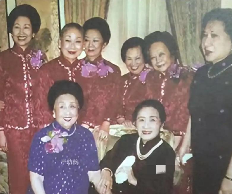 这是1997年宋美龄百岁生日留影。
     大家对宋美龄非常熟悉，在这张照片中