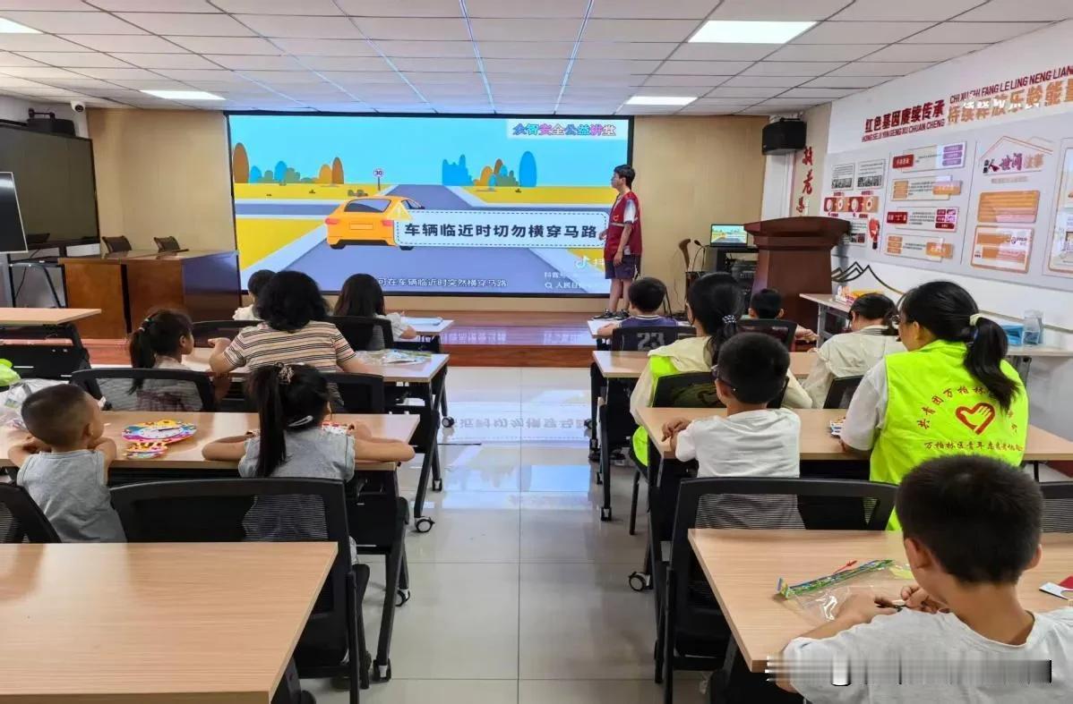 万柏林区长风西街街道地矿社区：小手拉大手 交通安全记心头

近日，万柏林区长风西