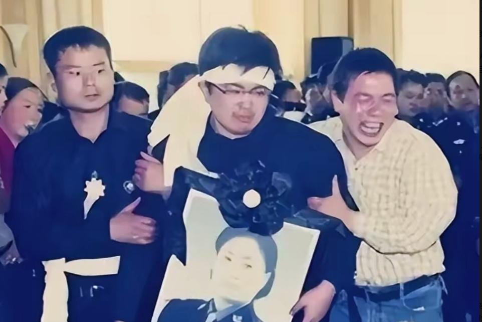 2004年，任长霞局长牺牲时，17岁的儿子卫辰尧正备战高考，4年后，父亲也因病去