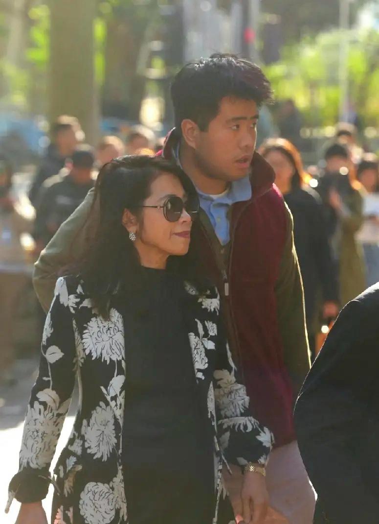 黎智英宣判现场，

老婆李韵琴和19岁儿子黎顺恩到场，

全程竟毫无焦虑！

李