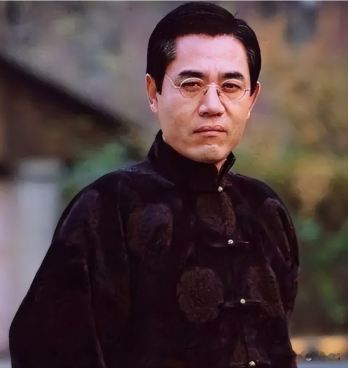 主持人曾问陈宝国：“你拍戏那么赚钱，能不能借我点钱花。”而陈宝国的话却引得全场震