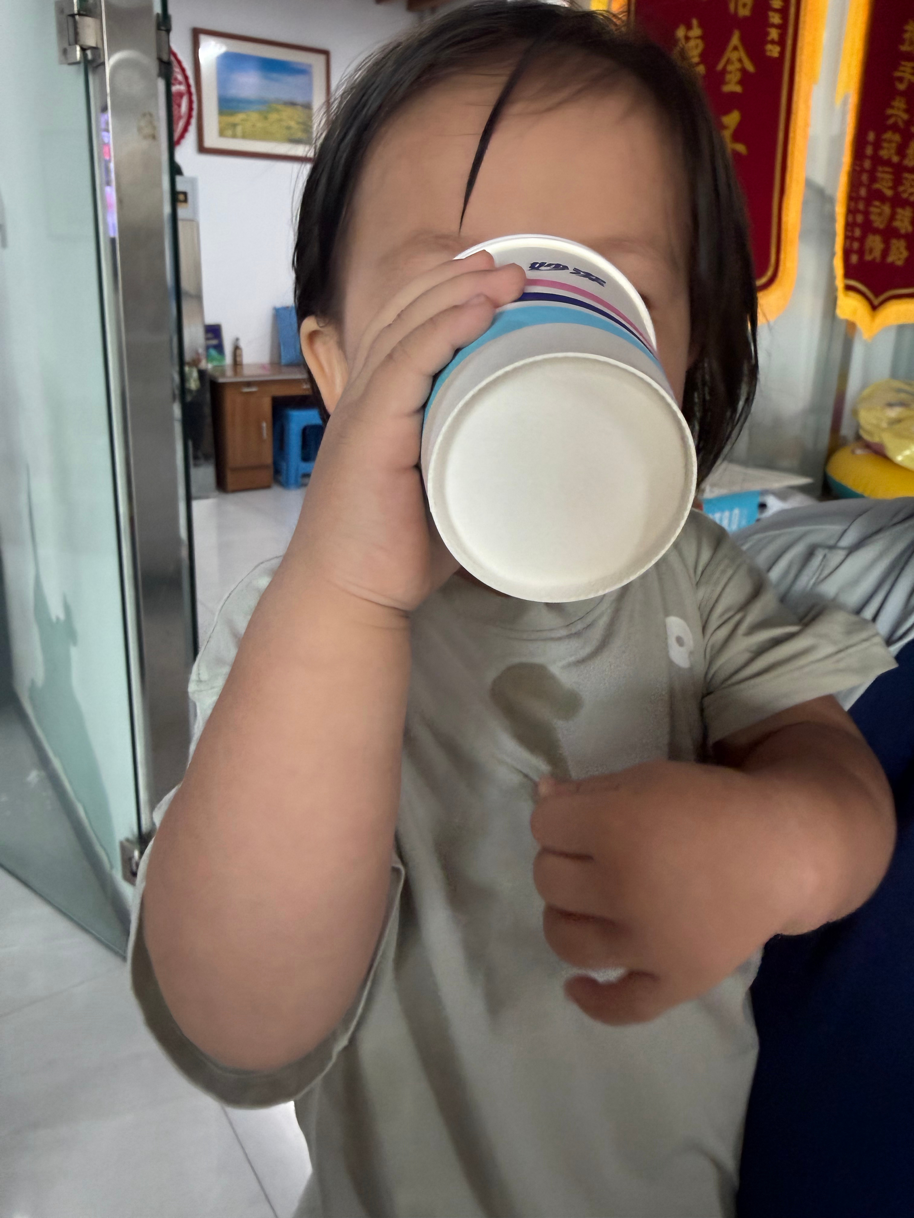 游累了，出来吃了一根巨型烤肠，喝了若干水 