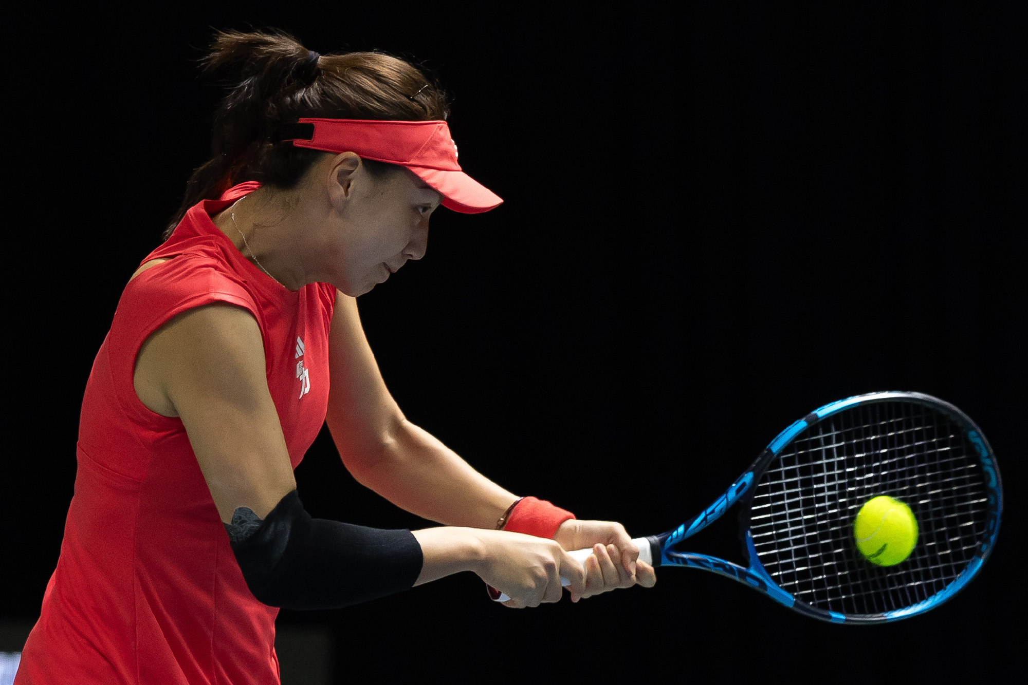 网坛风云  WTA1000多哈站首轮，王欣瑜在决胜盘错失发球胜赛局，以6-7(3