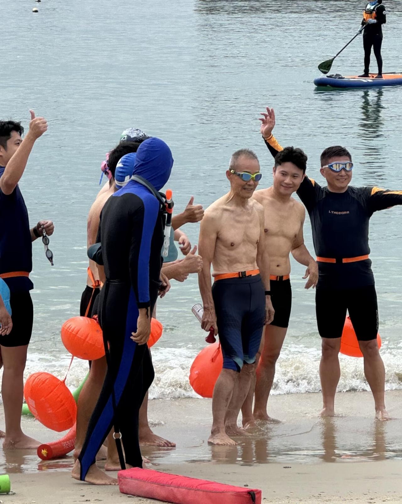 75岁王石现身深圳大梅沙海滨公园划水上大力桨板，他光着膀子在海边和朋友们玩乐，虽