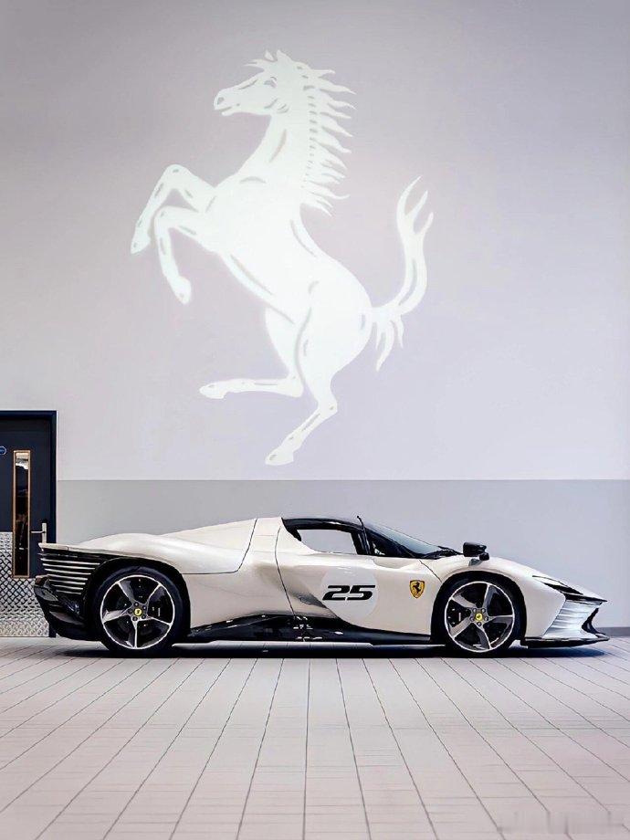 稀有车型法拉利 Daytona SP3 中置引擎、后轮驱动、硬顶敞篷跑车，搭载 