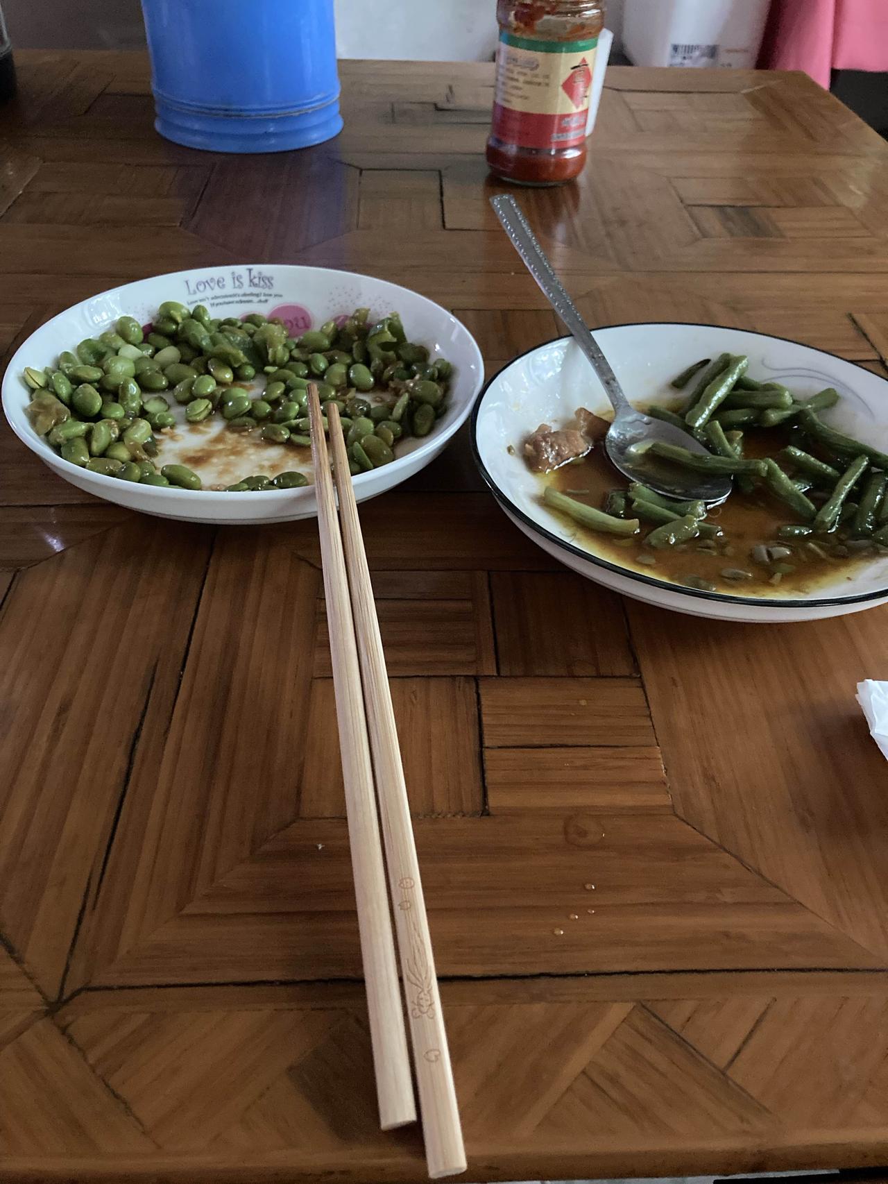 我妈已经打牌去了，她的生活一直很规律。上午教她弄微信缴费的事，一手抓着手机，一只