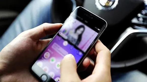 热点文案（老百姓版）：《直播打赏，咱得悠着点！》

哎，老铁们，今儿咱们得聊聊直
