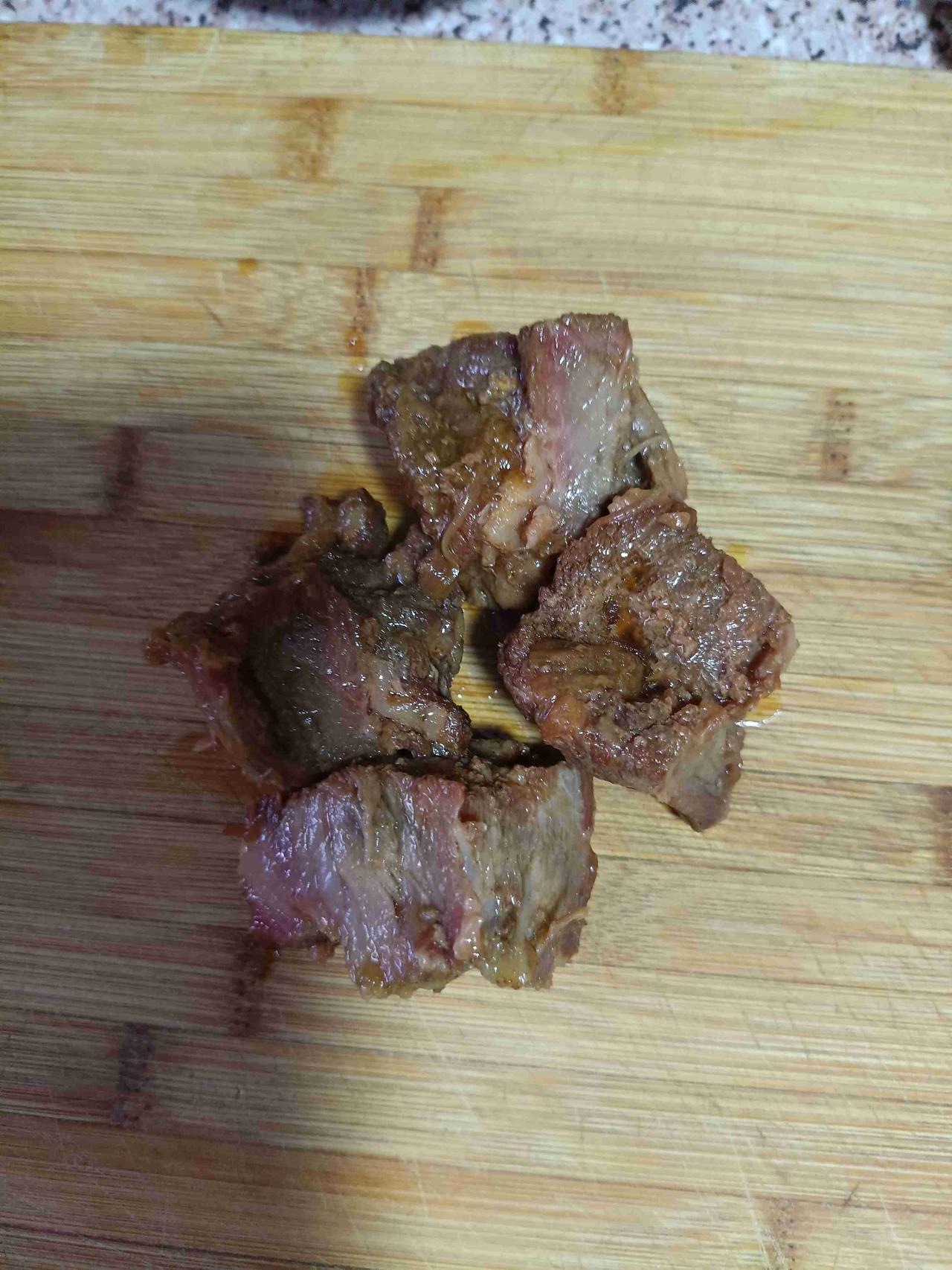 昨天下午在儿子家琢磨着做什么饭，做多了剩下第二天孩子们根本不吃。

    看着