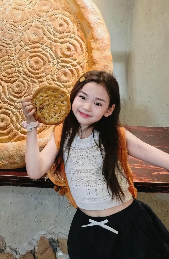 董璇让粉丝不要总是给小酒窝买盲盒了人家星二代，从那么小就有粉丝了，还有礼物收，真