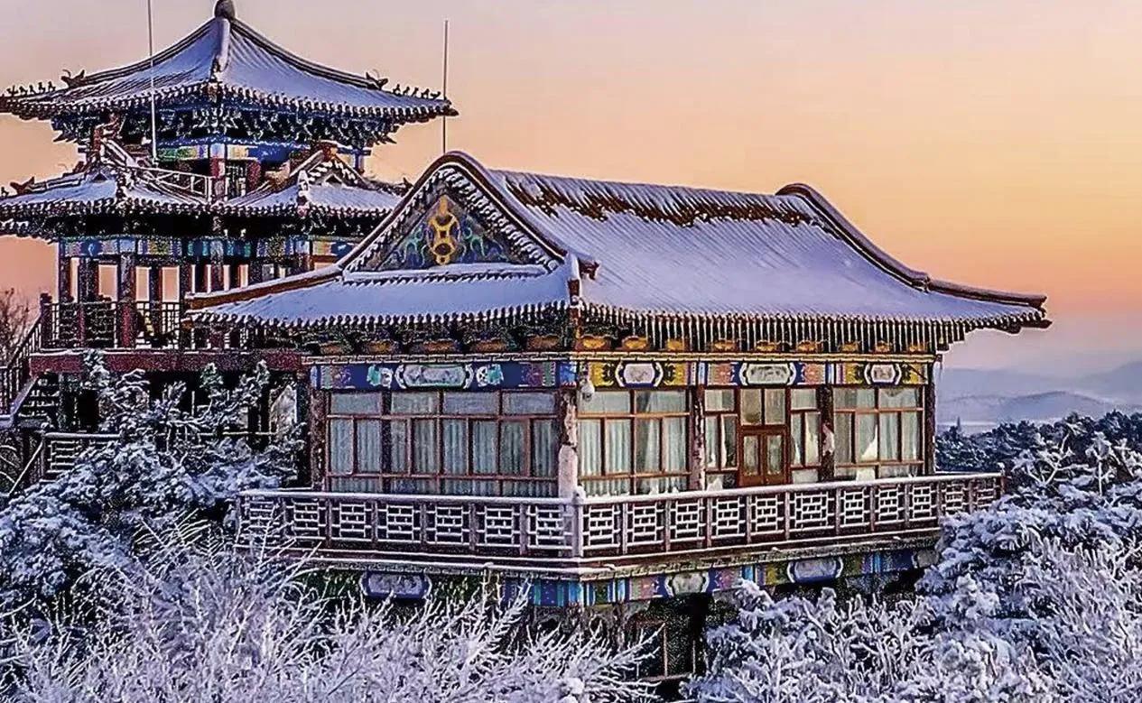 【有人说不会喝酒的人不解风情，因为喝酒是为了把自己的心事一点一点的倒入酒中，一醉