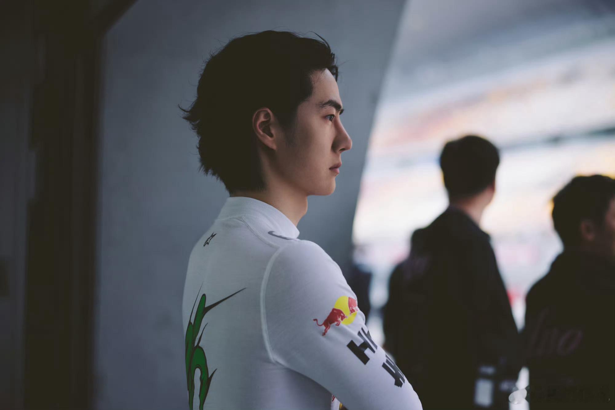 赛车手王一博出战85号准备就绪，素颜一博好奶好帅王一博