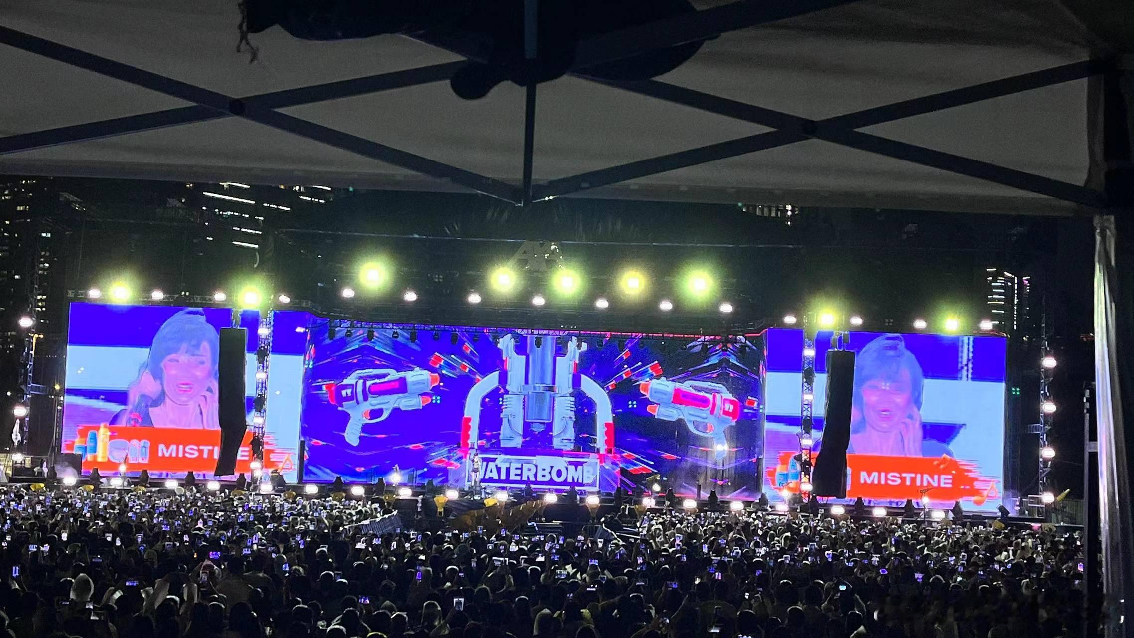 #泫雅把音乐节玩成泼水节# waterbomb音乐节上的泫雅也太辣了吧！音乐节玩