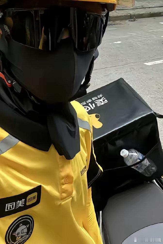 外卖干满一个月，工资终于发下来啦。这个月我跑了 28 天，总共送了 2000 单