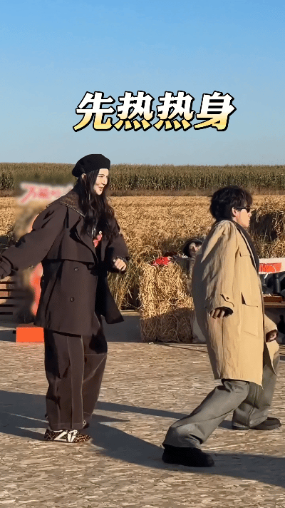 金晨明明可以跳很好但非要逗我笑 跟同事聊出发团成员，她最佩服金晨——既能靠蒙古舞