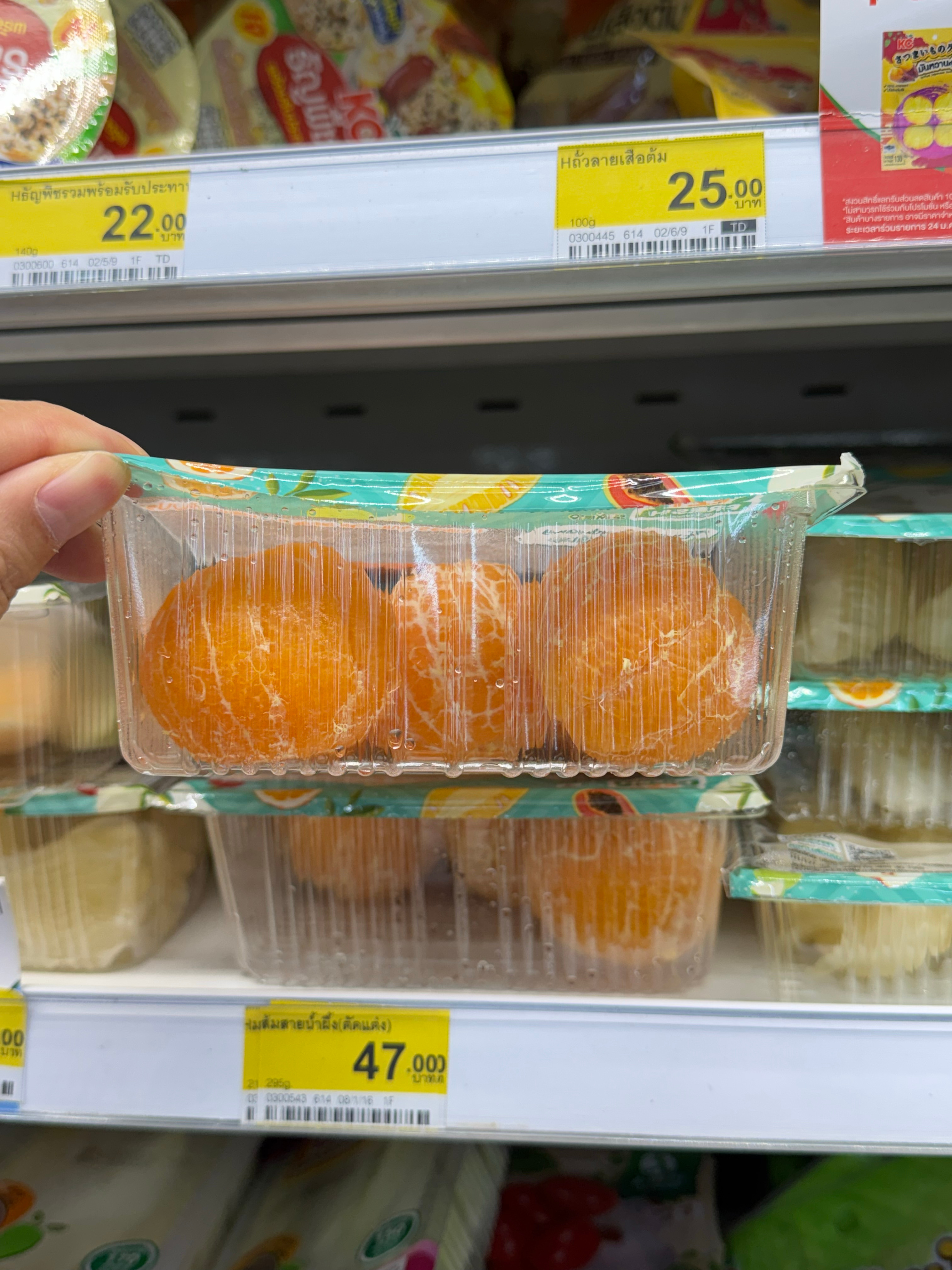 朋友说，来泰国只吃切好的水果，我说有点离谱，结果进711发现连橘子都有剥好的卖