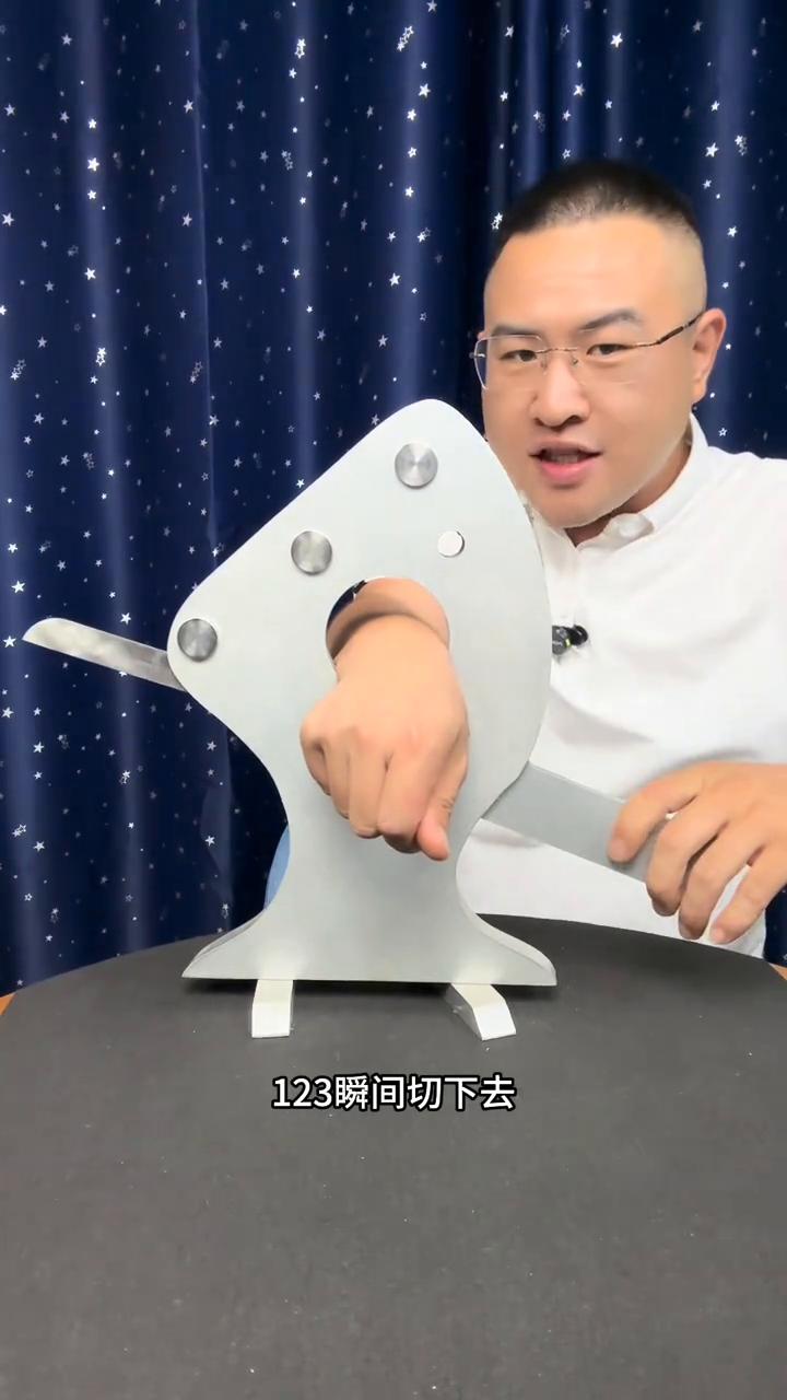 这招骗了我20年，断手复原幻术。
大家好，视频中的刀切手臂是如何做到的？非常的简
