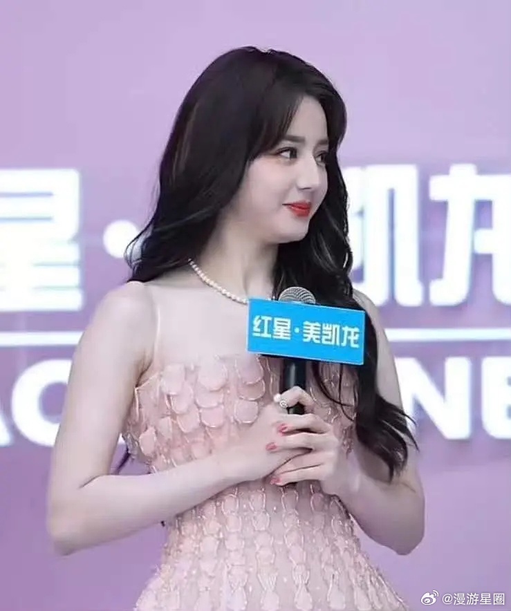 古力娜扎的颜值现在已经完全碾压迪丽热巴了 