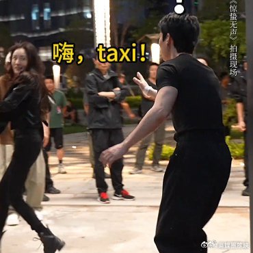 朱一龙这里不让打车 朱一龙一顿操作拦下所有出租车，结果幂姐已经跑没影了。80KG