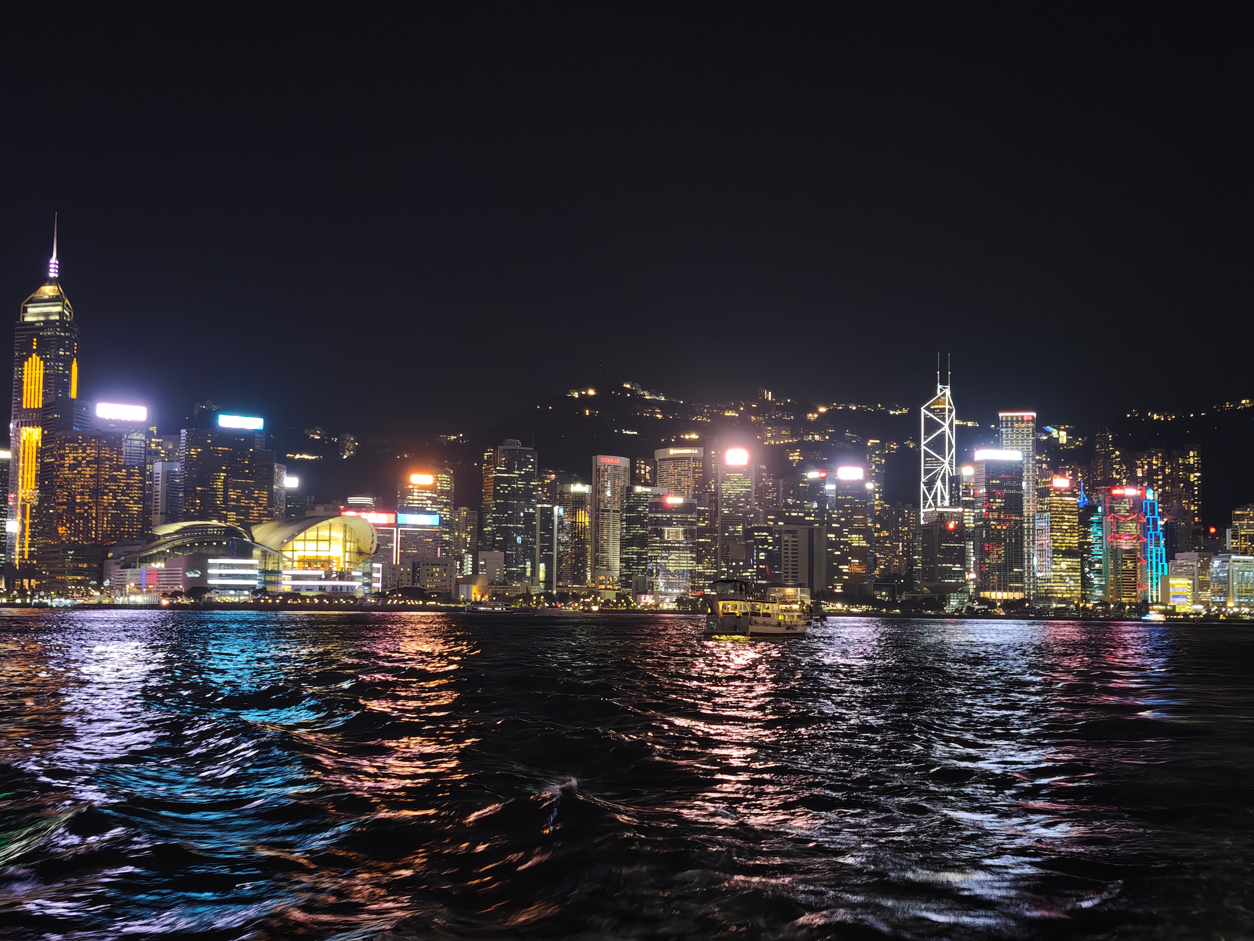 很久沒來這個維港，希望這個月在香港玩得開心這兩天一直下雨，夜色霧蒙蒙的也很美 