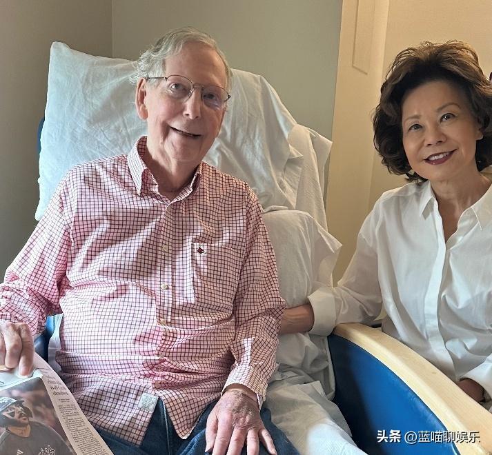 84岁的参议员米奇·麦康奈尔回应健康状况传闻，并发布了一张他和妻子赵小兰的合影。