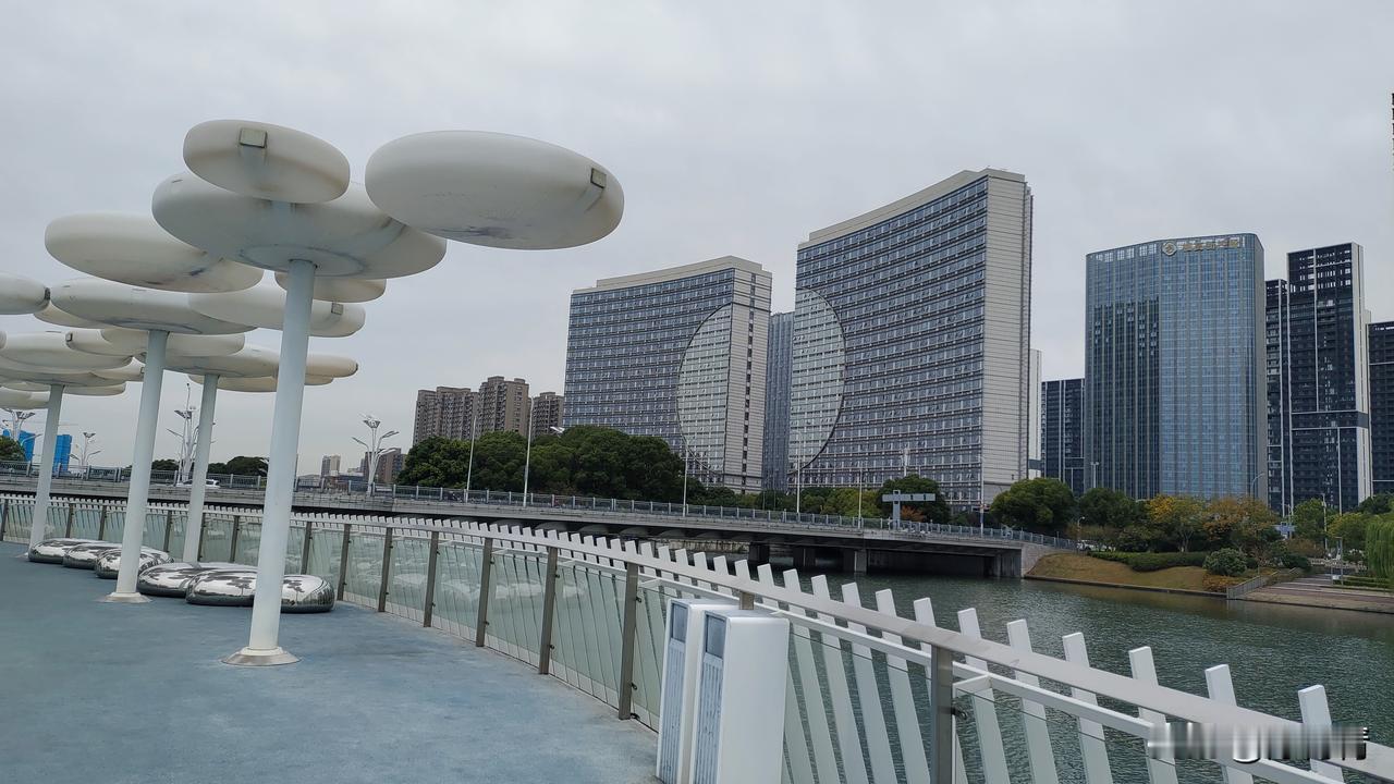 冬日生活打卡季苏州市相城区活力岛之相之门一一活力岛市民广场。站在∪字型桥下人行栈