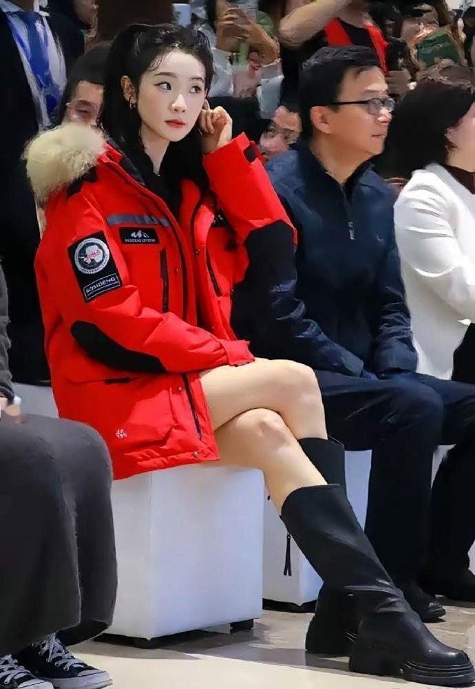 看了张艺凡才知道 原来有人翘二郎腿一只脚可以踩到地上 