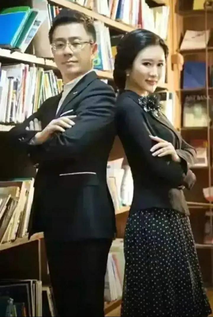 我真是想不明白了，大导演张纪中的小娇妻杜星霖的前夫年轻帅气又儒雅，两人的年龄相当